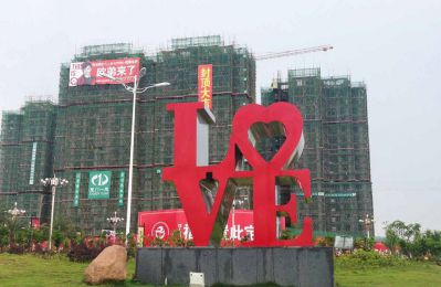 廣場擺放的兩層紅色不銹鋼創(chuàng)意LOVE雕塑