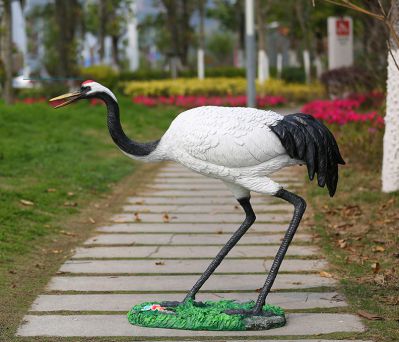 公園街道玻璃鋼彩繪覓食的仙鶴雕塑