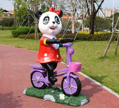 公園草坪卡通彩繪騎車熊貓玻璃鋼雕塑