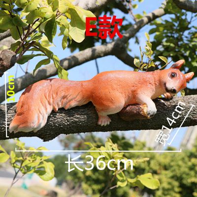 動物園一只樹上玩耍的樹脂松鼠雕塑