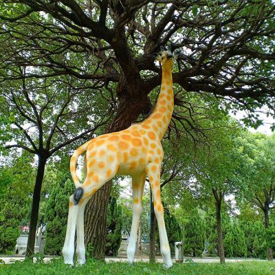 玻璃鋼仿真長(zhǎng)頸鹿，公園園林草坪動(dòng)物景觀