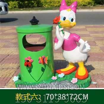 公園一只愛(ài)護(hù)環(huán)境的唐老鴨玻璃鋼雕塑