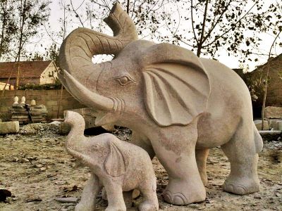 公園景區(qū)大理石石雕一起玩耍的母子象雕塑