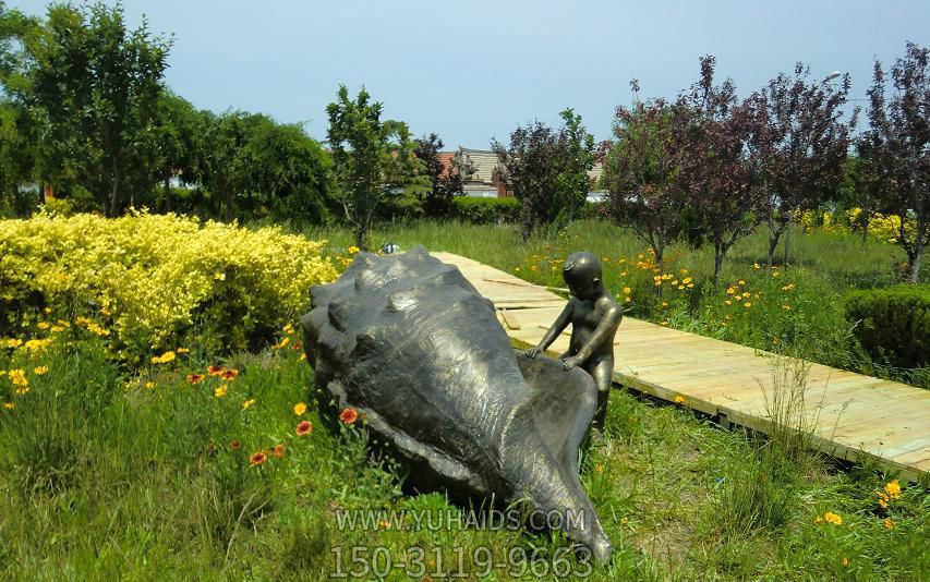 戶外花園小孩與海螺銅雕公園雕塑