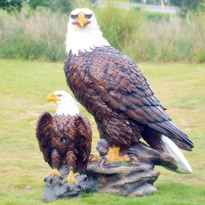 公園兩個樹脂彩繪仿真老鷹雕塑