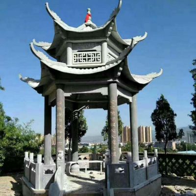 公園觀景臺擺放上層青石涼亭雕塑