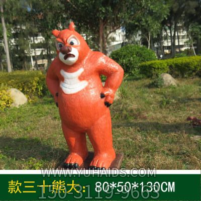 公園里有一只正在生氣的玻璃鋼卡通熊出沒(méi)雕塑