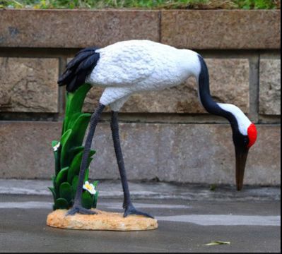 玻璃鋼彩繪戶外公園覓食的丹頂鶴雕塑