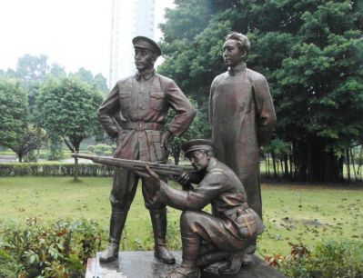 公園銅雕練槍的八路軍雕塑