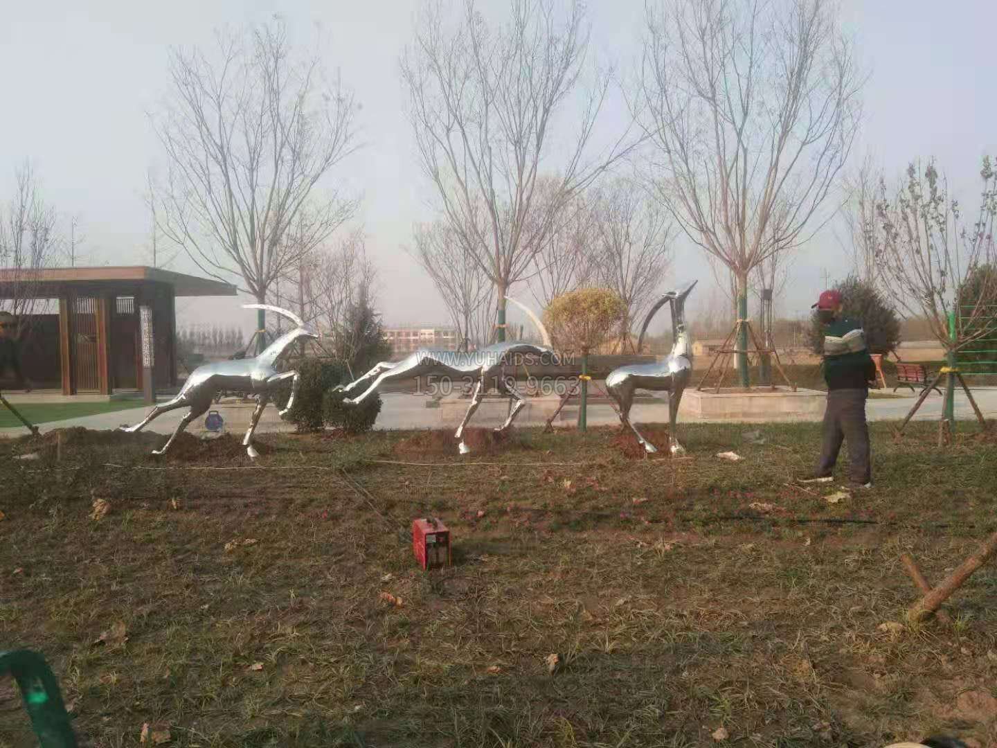 麻店鎮(zhèn)新苑公園不銹鋼抽象鹿景觀動物擺件安裝效果