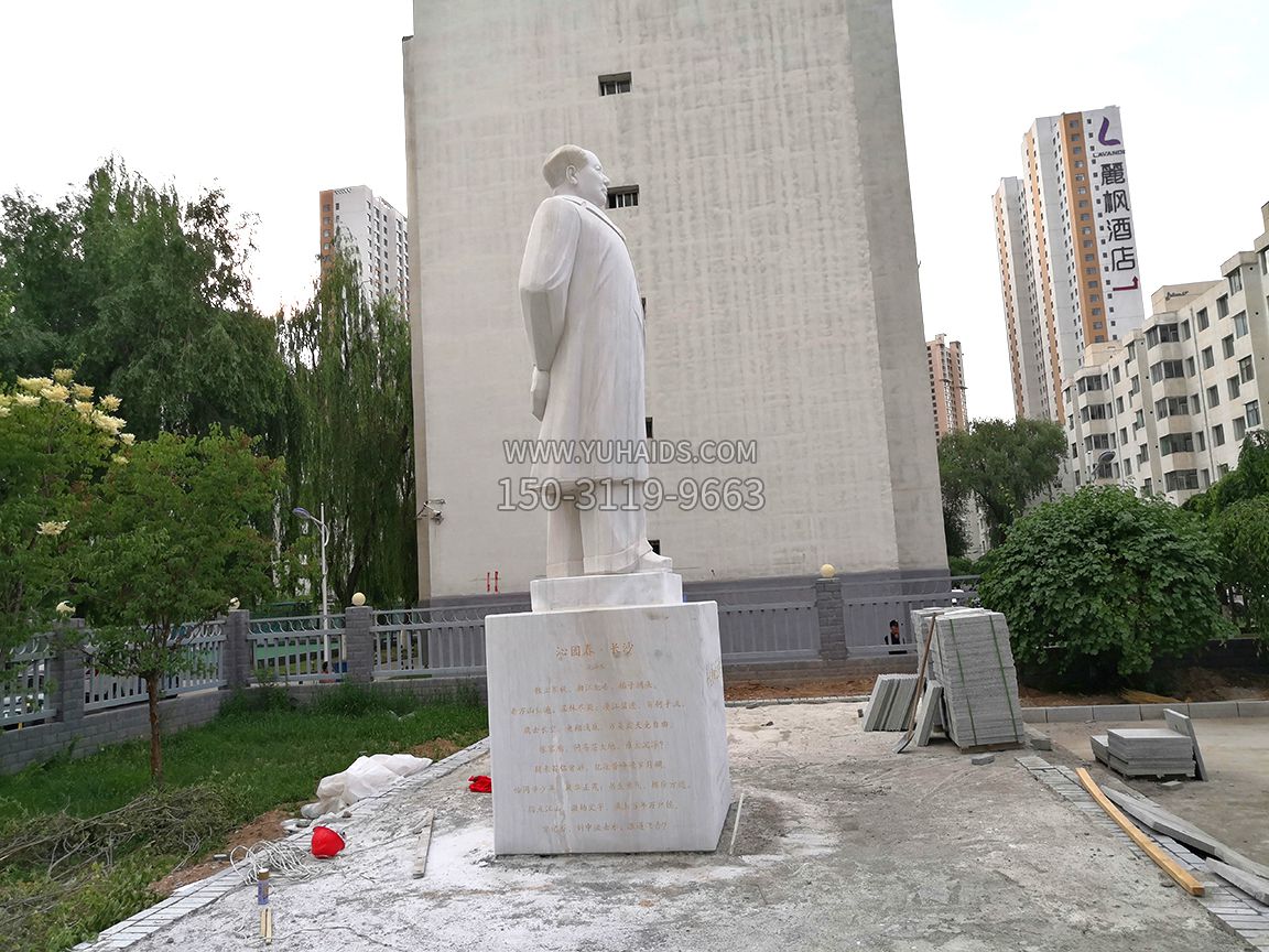 青海石油博物館，漢白玉毛主席石雕像，側(cè)視效果